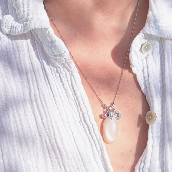 Collier en pierre de lune présenté dans une pochette Belle de Lune.