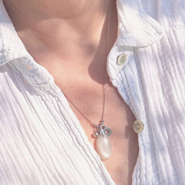 Collier en pierre de lune naturelle photographié sur fond blanc.