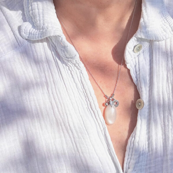 Collier pierre de lune en contraste sur fond noir.