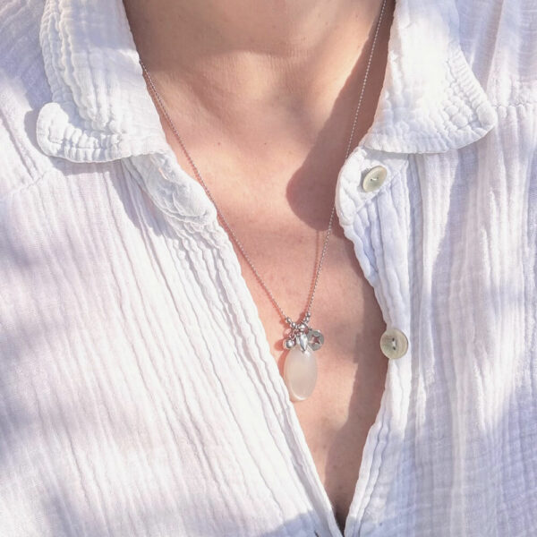 Collier pierre de lune mis en valeur sur un tissu clair.