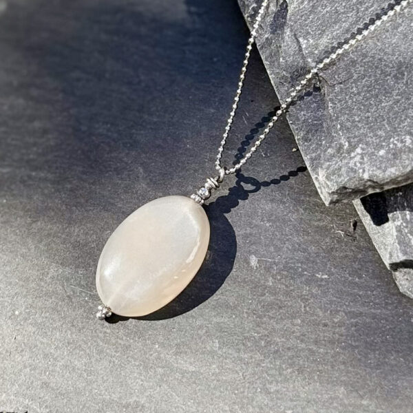 Vue complète du collier en pierre de lune artisanale.