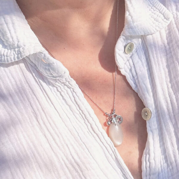 Collier pierre de lune vu de haut – perles lumineuses naturelles.