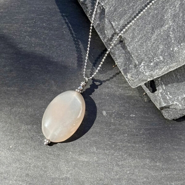 Collier pierre de lune pris en photo de côté.