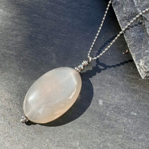Profil du collier en pierre de lune naturelle.