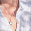 collier-pierre-de-lune-zoom-bijou-0657 Zoom sur un collier en pierre de lune artisanale, reflets irisés.