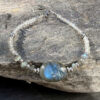 bracelet-labradorite-detail-des-pierres_0774 Reflets irisés d’un bracelet en labradorite naturelle.