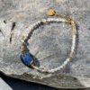 bracelet-labradorite-fait-main-belle-de-lune_0781 Bracelet lumineux en labradorite, création artisanale Belle de Lune.