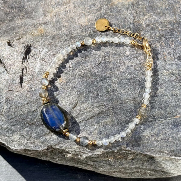 Bracelet lumineux en labradorite, création artisanale Belle de Lune.