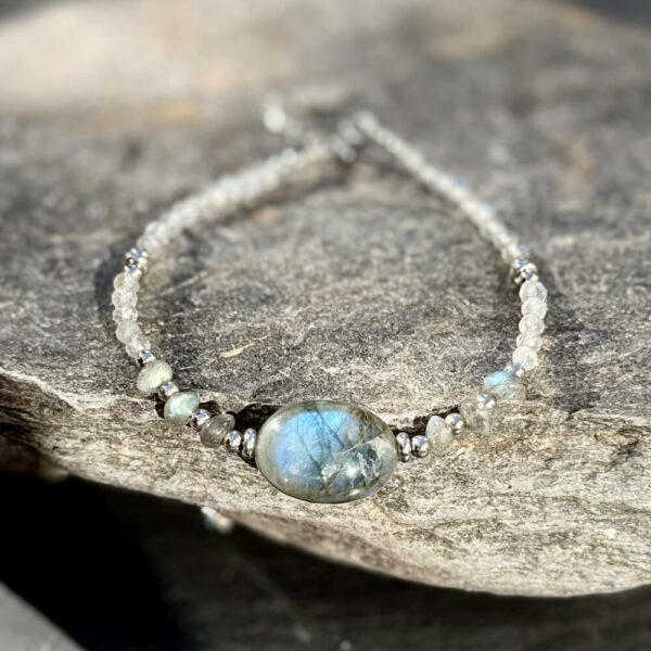 Bracelet en pierres naturelles de labradorite, création Belle de Lune.