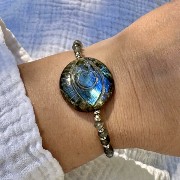 Bracelet en labradorite porté au poignet, montrant son œil protecteur et ses reflets irisés, idéal pour renforcer l’aura et l’intuition.