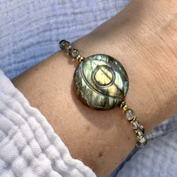Bracelet en labradorite de couleur or avec œil conçu pour protéger des énergies négatives