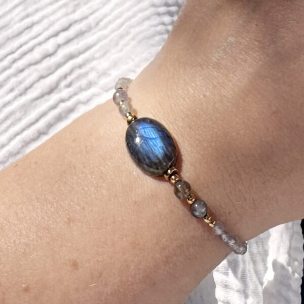 Bracelet femme en labradorite, pierre de protection et d’équilibre émotionnel.