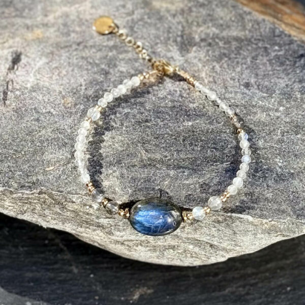Bijou artisanal en labradorite, fabriqué à la main en France.