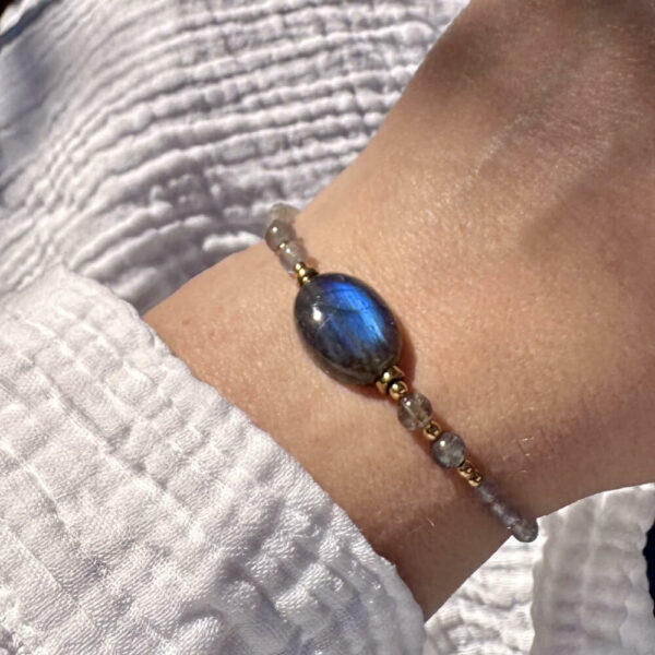 Bracelet en labradorite porté au poignet, bijou de confiance et d’intuition.