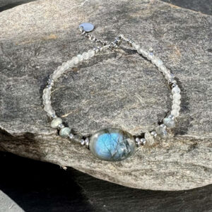 Zoom sur les perles de labradorite et leurs nuances lumineuses.
