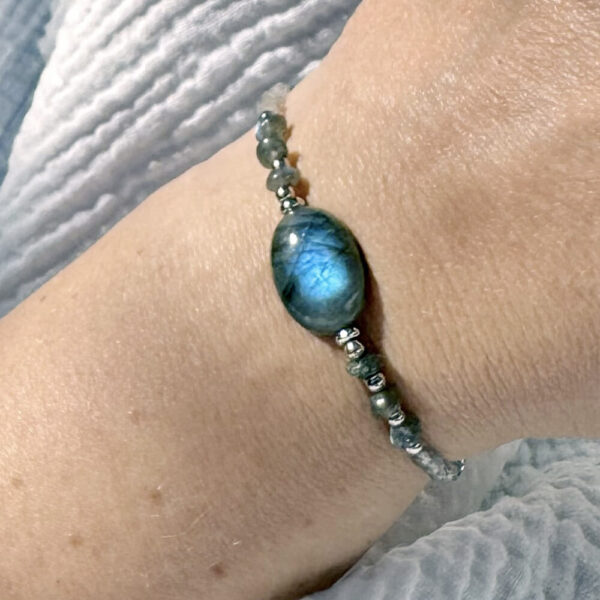 Bracelet en pierres naturelles de labradorite, bijou énergétique pour femme.