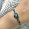 bracelet-labradorite-sur-fond-naturel_0787 Bracelet en labradorite fait main, bijou de protection énergétique.