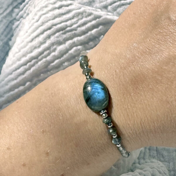 Bracelet en labradorite fait main, bijou de protection énergétique.