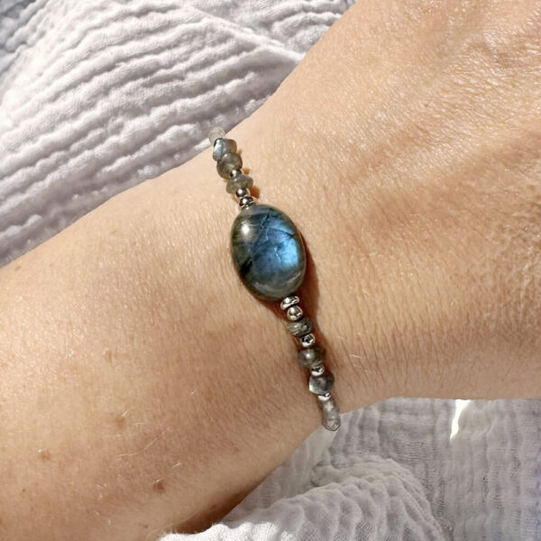 Bracelet en labradorite naturelle, création artisanale Belle de Lune.