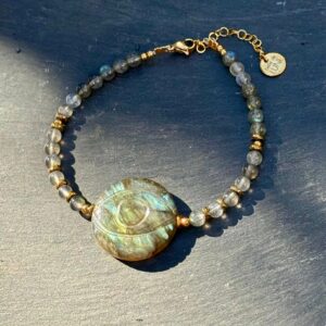 Bracelet en labradorite, bijou énergétique avec œil protecteur, idéal pour renforcer la confiance en soi et la stabilité émotionnelle.