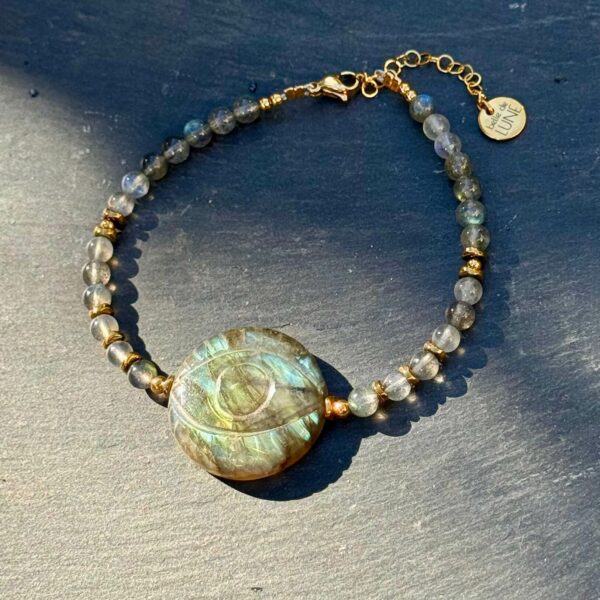 Bracelet en labradorite, bijou énergétique avec œil protecteur, idéal pour renforcer la confiance en soi et la stabilité émotionnelle.