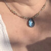 collier-cabochon-labradorite-porté-confiance-en-soi-bijoux-femme_1170 Cabochon de labradorite porté sur le décolleté, bijou en pierres naturelles stimulant la confiance en soi et la connexion à son intuition.