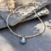 collier-labradorite-artisanal-pierres-reelles-elegance-naturelle_1163 Collier artisanal en labradorite authentique, cabochon serti et perles naturelles, bijou élégant pour un style raffiné et énergétiquement harmonisant.
