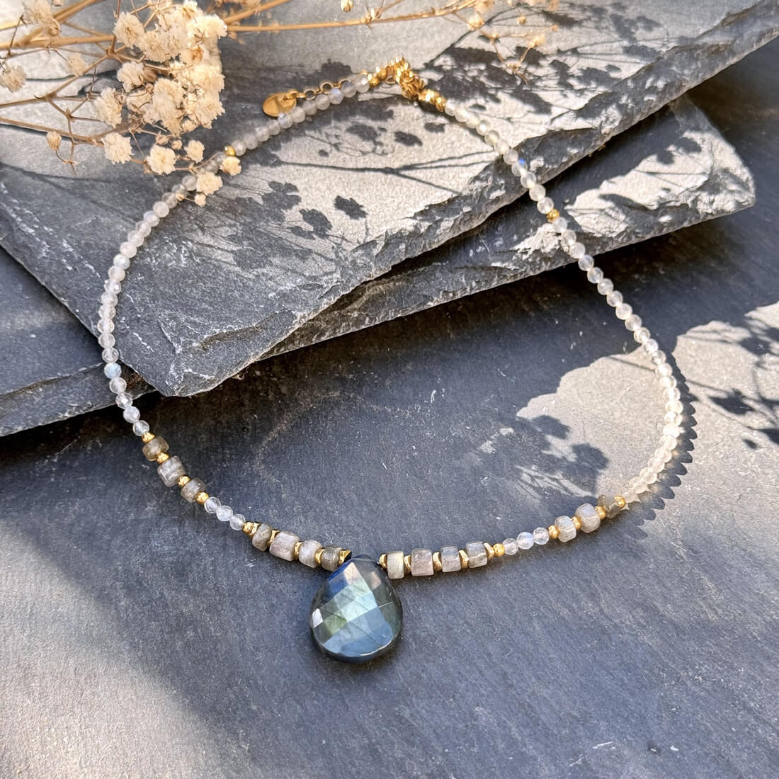 Collier artisanal en labradorite authentique, cabochon serti et perles naturelles, bijou élégant pour un style raffiné et énergétiquement harmonisant.