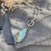 collier-labradorite-bleue-pierres-naturelles_1094 Collier labradorite bleue en pierres naturelles, parfait pour développer son intuition et harmoniser les énergies du corps et de l’esprit.
