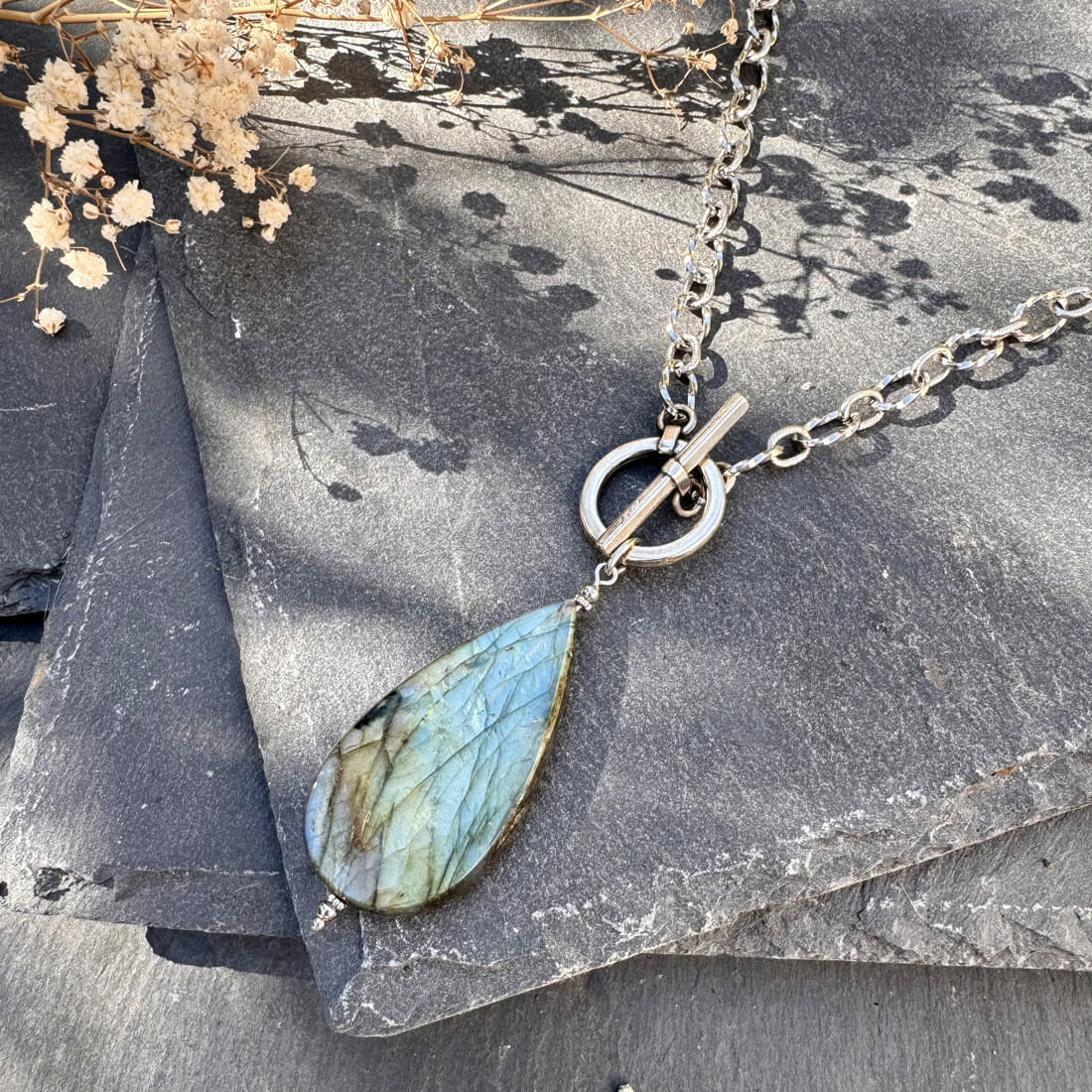 Collier labradorite bleue en pierres naturelles, parfait pour développer son intuition et harmoniser les énergies du corps et de l’esprit.