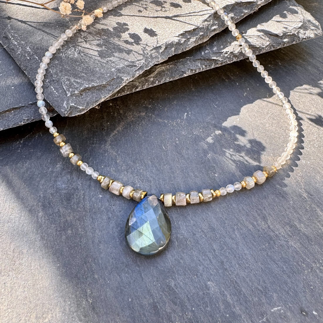 Collier fait main en labradorite avec cabochon central, bijou énergétique en pierre naturelle pour équilibre émotionnel et élévation spirituelle.