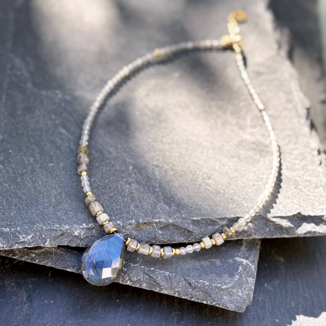 Collier en labradorite avec cabochon central et perles assorties, pierre naturelle reconnue pour sa protection énergétique et son éclat irisé.