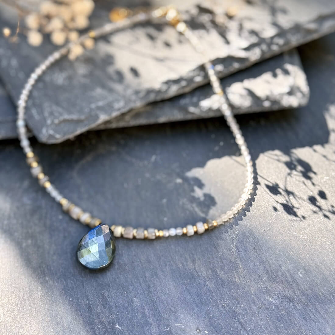 Collier cabochon labradorite, bijou bien-être en pierres naturelles stimulant l’intuition et protégeant des influences extérieures.