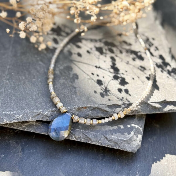 collier-labradorite-cabochon-reconnexion-intuition-feminine_1157 Collier cabochon labradorite entouré de perles, pierre d’intuition et de transformation, accessoire naturel pour se reconnecter à soi.