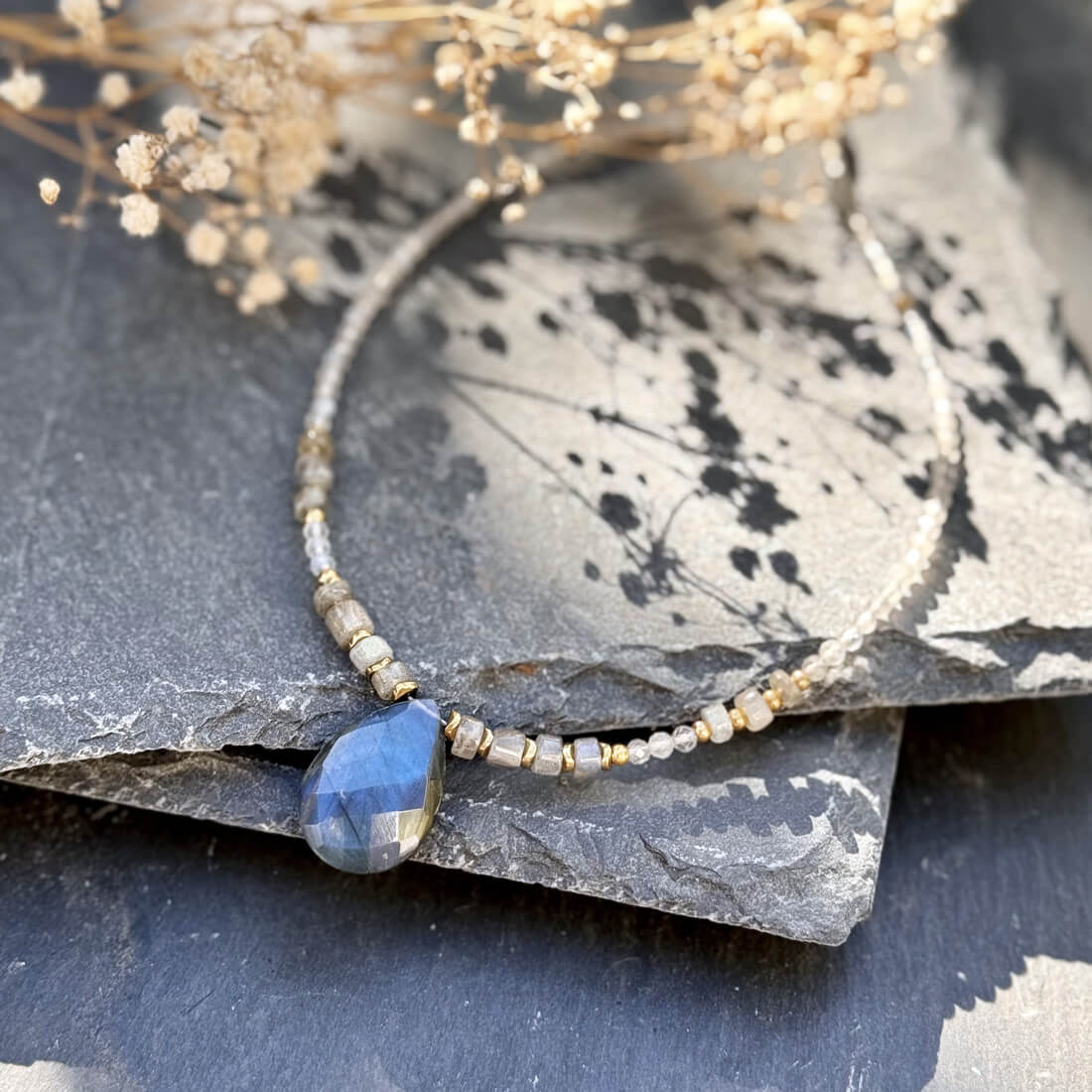 Collier cabochon labradorite entouré de perles, pierre d’intuition et de transformation, accessoire naturel pour se reconnecter à soi.
