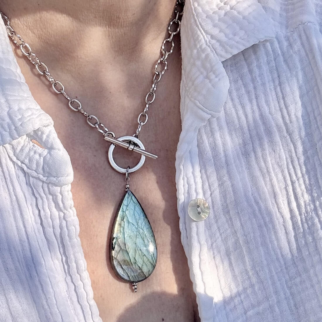 Collier labradorite à offrir en cadeau original, symbole de lumière et de transformation intérieure pour les passionnées de bien-être.