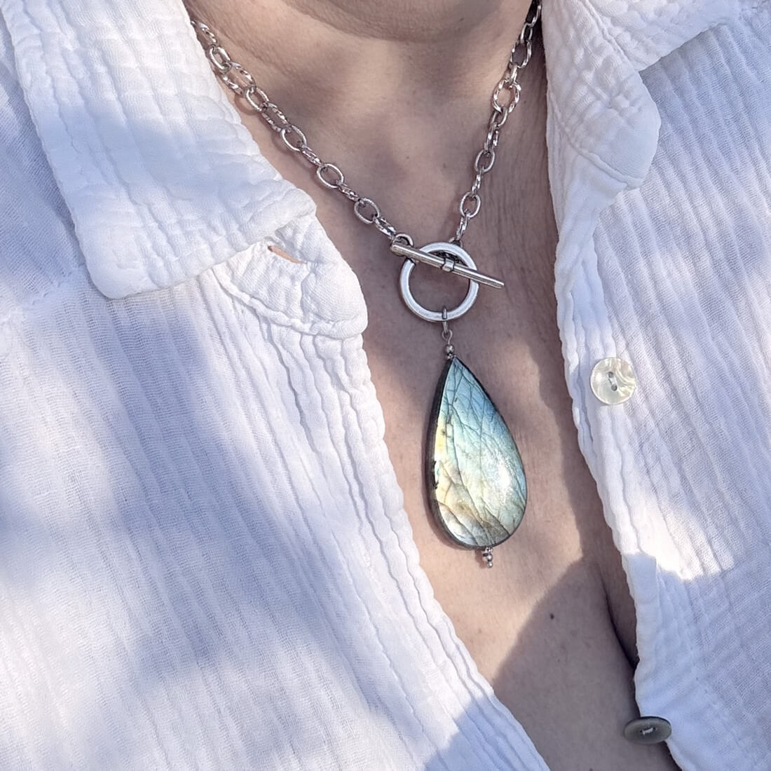 Collier labradorite chic et élégant, bijou de caractère qui associe énergie positive et raffinement
