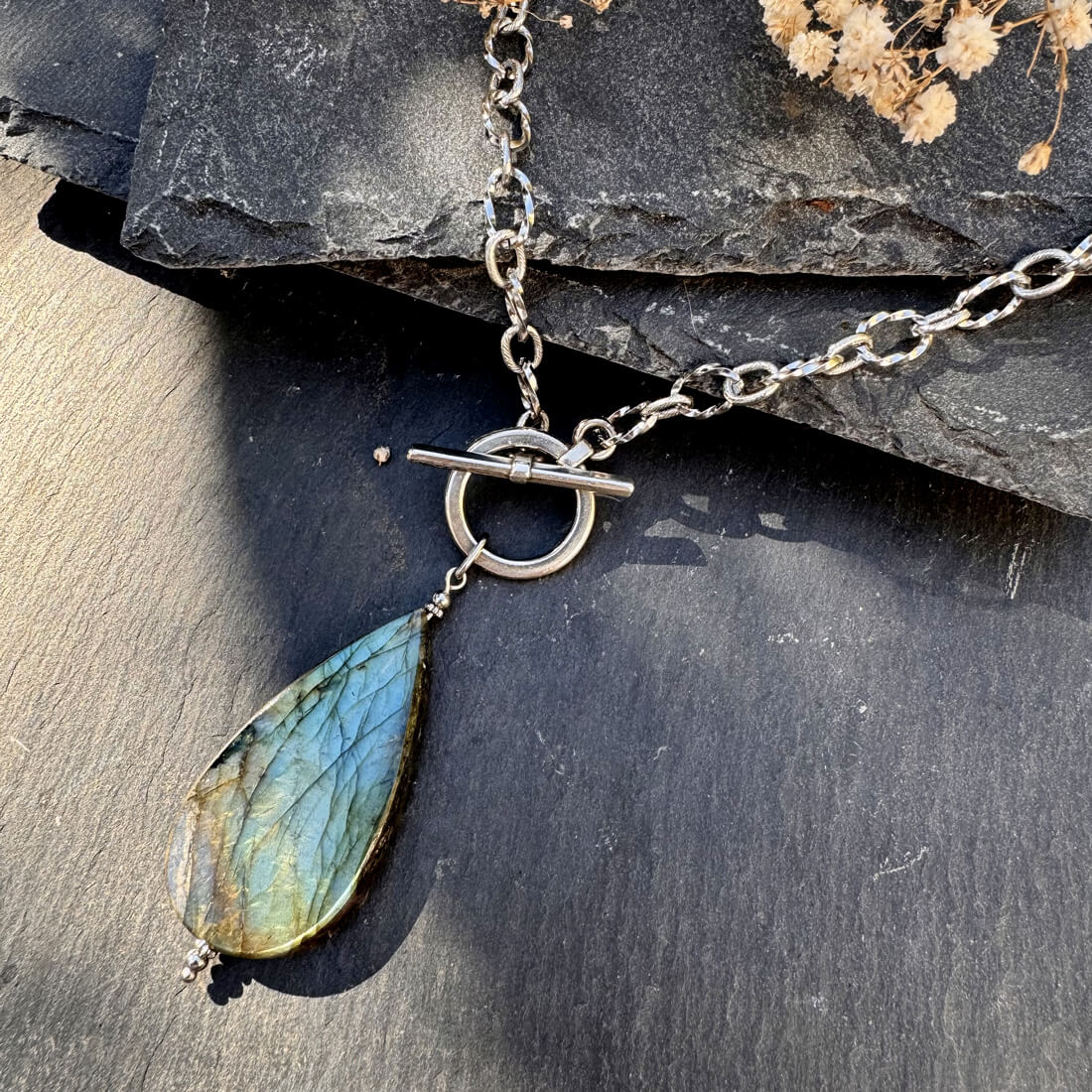 Collier labradorite de qualité, bijou énergétique abordable pour profiter des bienfaits de la pierre au quotidien.