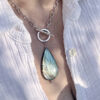 collier-labradorite-mineraux-naturels_1099 Collier composé de véritables minéraux de labradorite, parfait pour se protéger des énergies négatives et affirmer son style naturel.