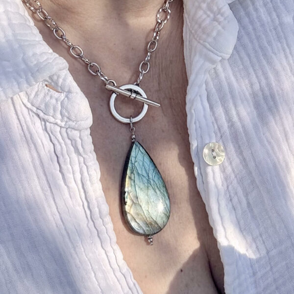 collier-labradorite-mineraux-naturels_1099 Collier composé de véritables minéraux de labradorite, parfait pour se protéger des énergies négatives et affirmer son style naturel.