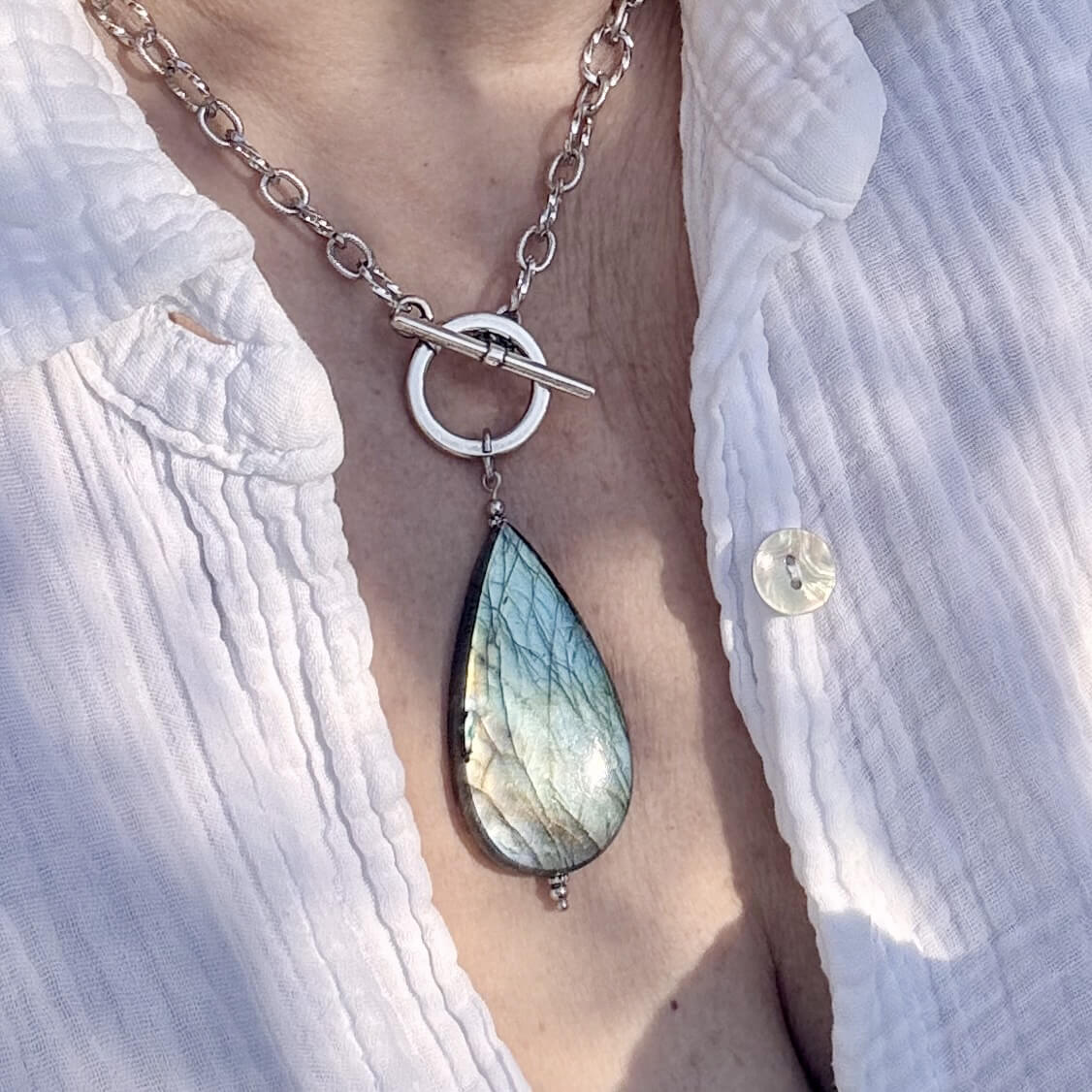 Collier composé de véritables minéraux de labradorite, parfait pour se protéger des énergies négatives et affirmer son style naturel.