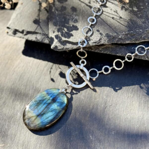 Collier mystique en labradorite et pierres naturelles, bijou énergétique pour développer son intuition et se recentrer.