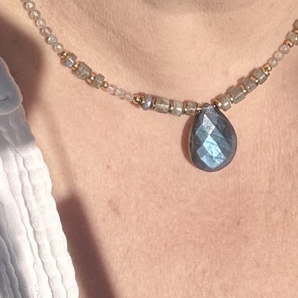 Collier en labradorite porté, combinant cabochon et perles naturelles, bijou élégant pour renforcer l’aura et favoriser la sérénité intérieure.