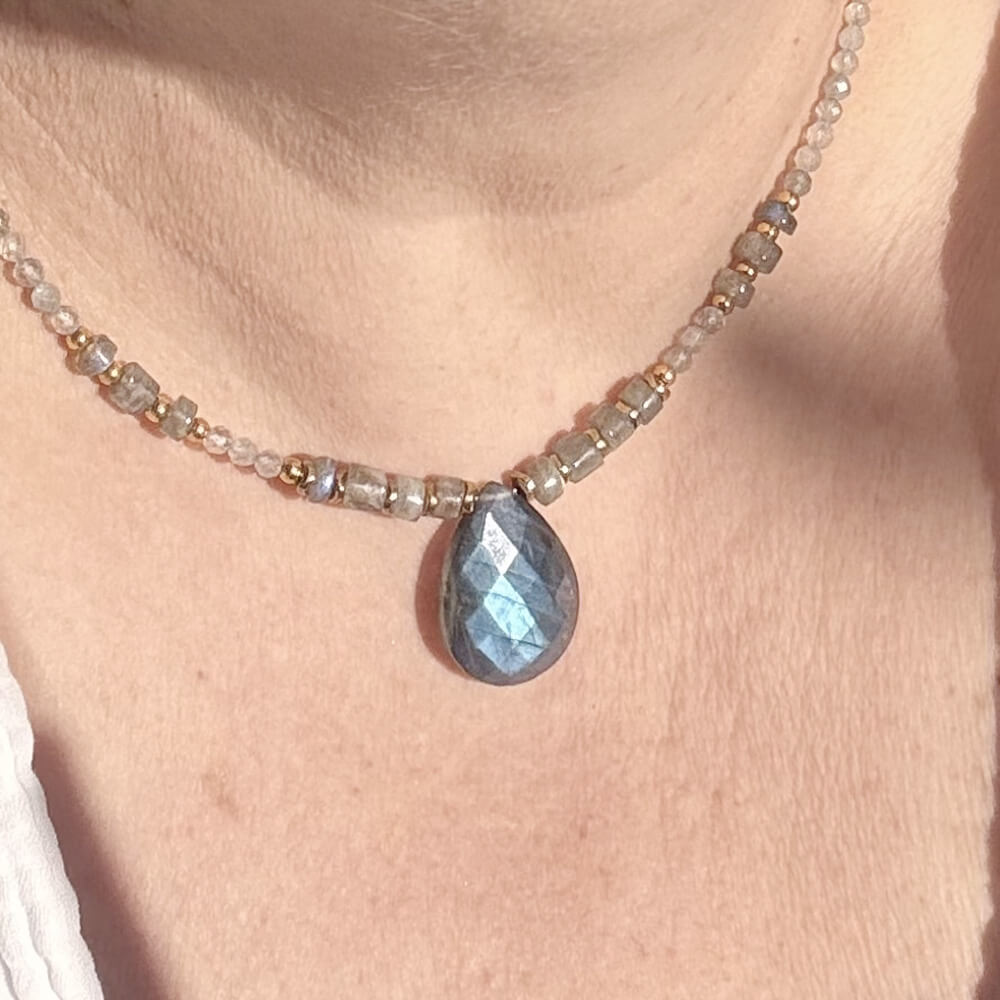 Collier artisanal en labradorite avec cabochon, porté pour bénéficier de ses vertus énergétiques, bijou naturel pour harmoniser les émotions.