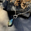 collier-labradorite-protection-energetique_1091 Collier en labradorite naturelle offrant une protection énergétique puissante, idéal pour équilibrer les émotions et sublimer un look quotidien.