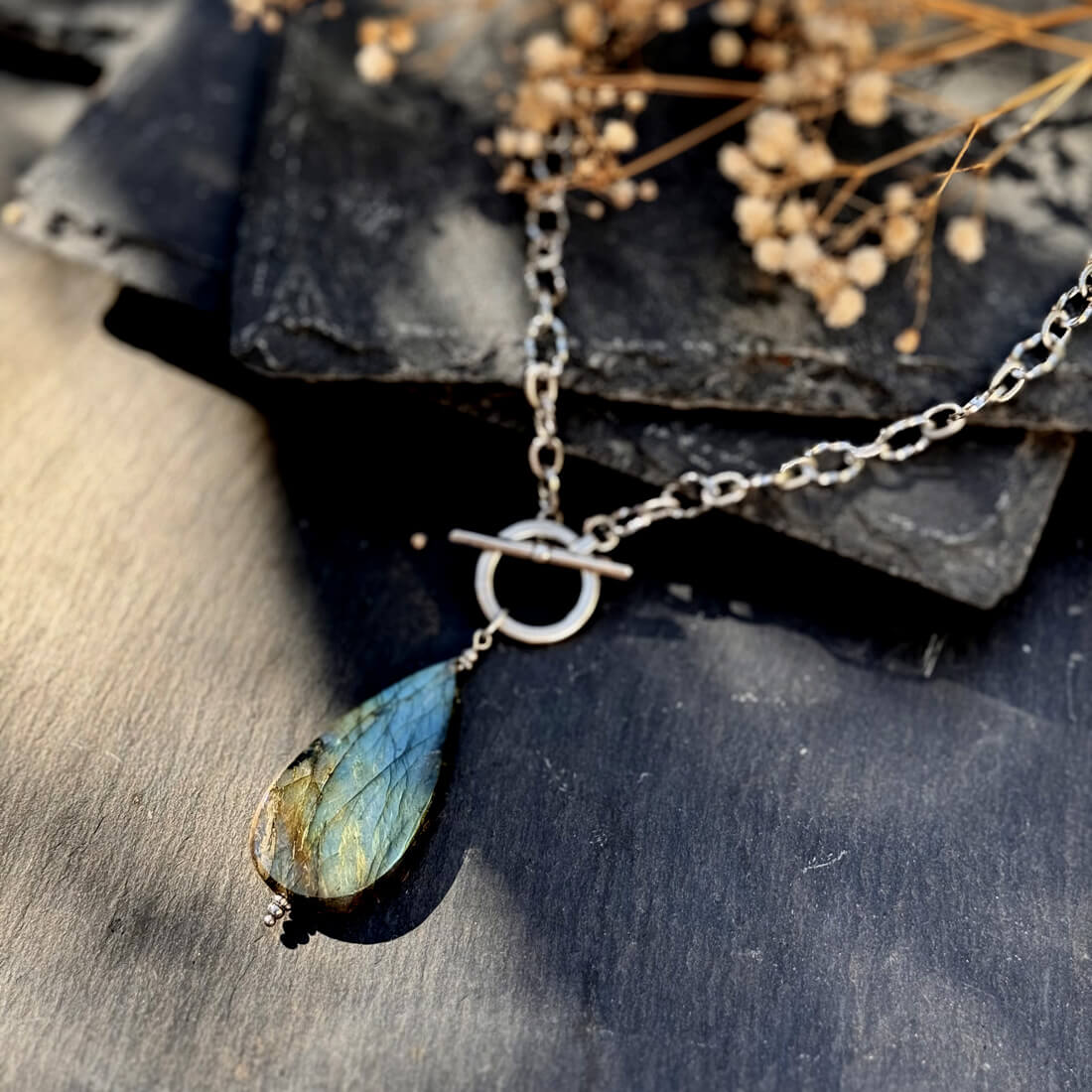 Collier en labradorite naturelle offrant une protection énergétique puissante, idéal pour équilibrer les émotions et sublimer un look quotidien.