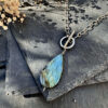 collier-labradorite-protection-intuition_1095 Collier labradorite protection et intuition, bijou spirituel idéal pour les femmes en quête d’ancrage et de confiance.