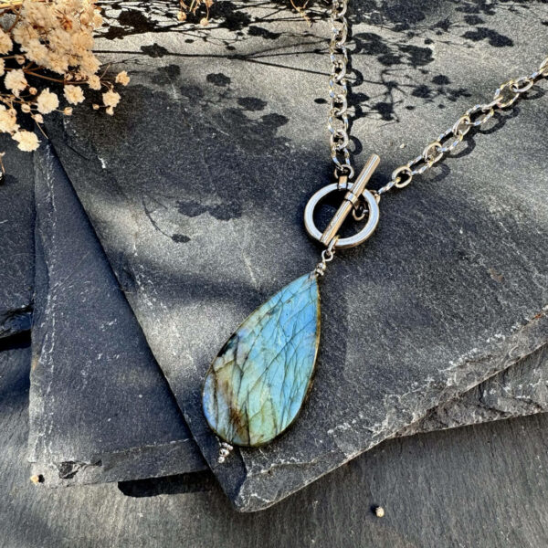 collier-labradorite-protection-intuition_1095 Collier labradorite protection et intuition, bijou spirituel idéal pour les femmes en quête d’ancrage et de confiance.