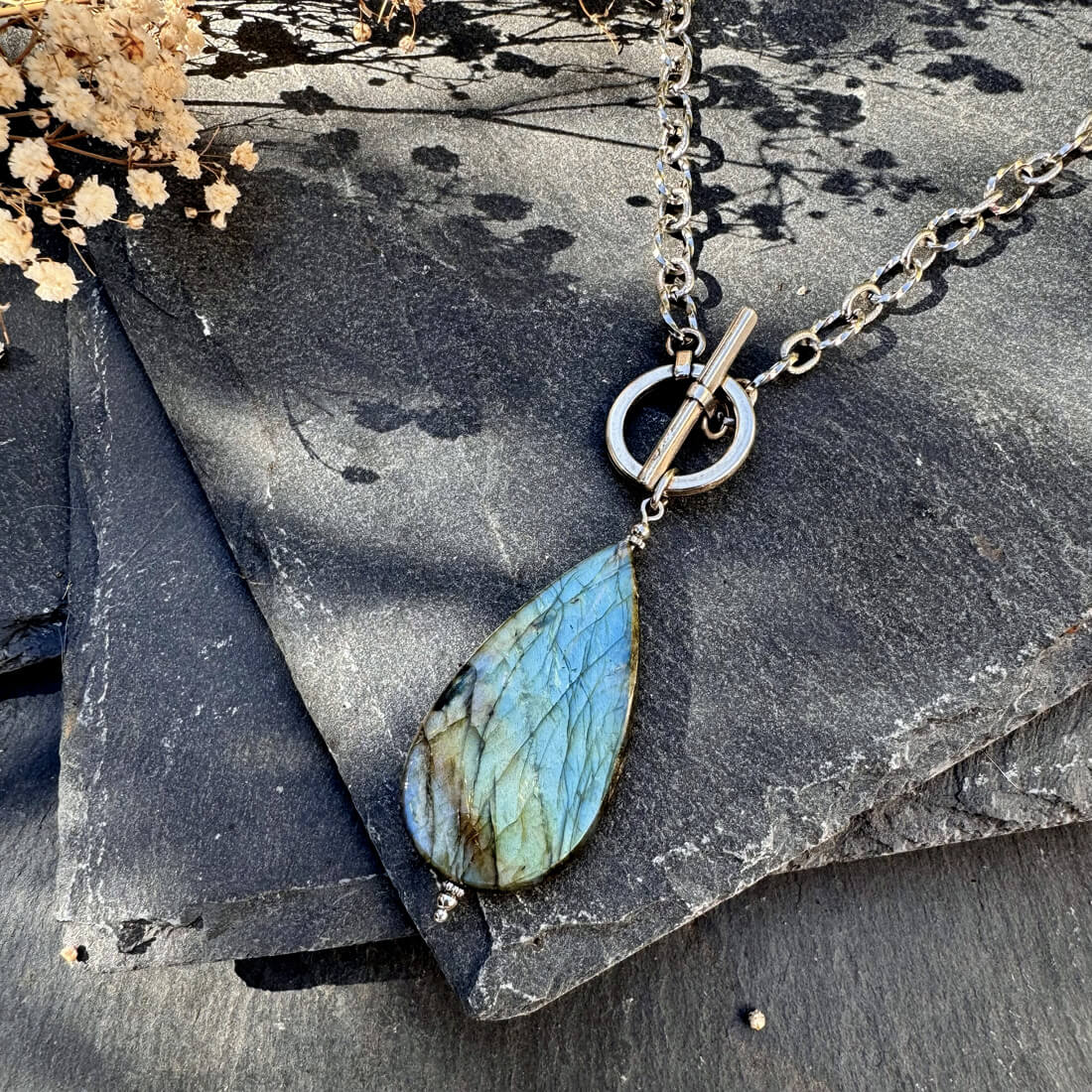 Collier labradorite protection et intuition, bijou spirituel idéal pour les femmes en quête d’ancrage et de confiance.