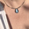 collier-lithotherapie-labradorite-porté-protection-energies_1172 Collier de lithothérapie en labradorite porté, pierre de protection contre les énergies négatives, idéal pour apaiser le mental au quotidien.